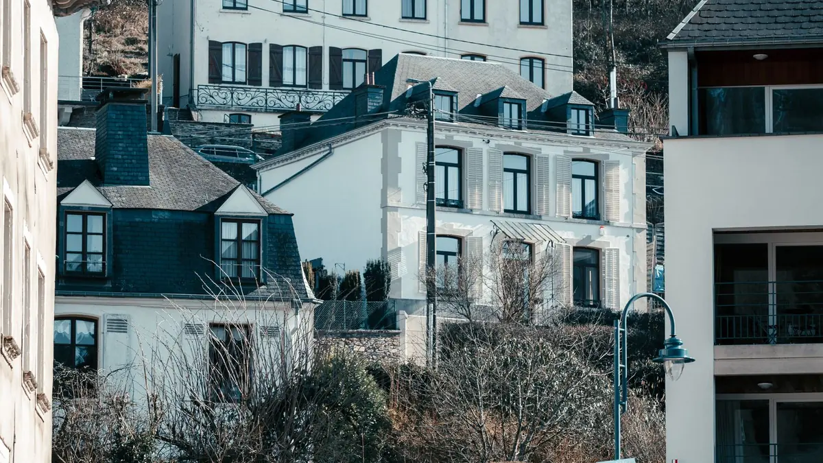 Belgische woningen op verschillende terreinhoogtes tegen een helling